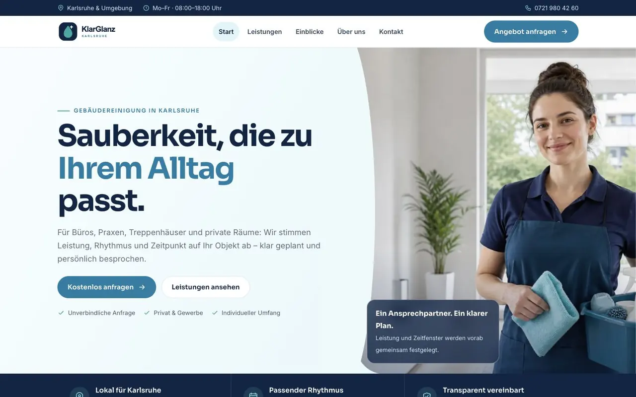 Konzeptprojekt KlarGlanz Karlsruhe: helle Website für Gebäudereinigung mit blau-türkiser Farbwelt und einer Reinigungskraft im Hero